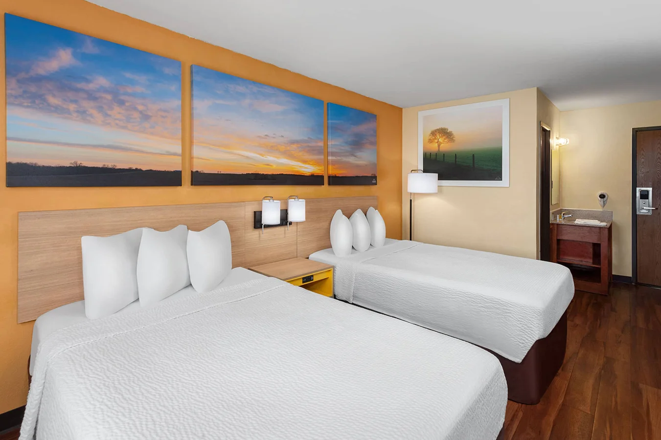 Days Inn | Queen Room Isometric View Right