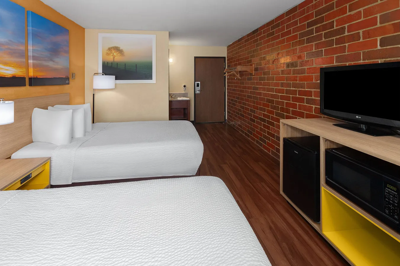 Days Inn Queen Room | Side View